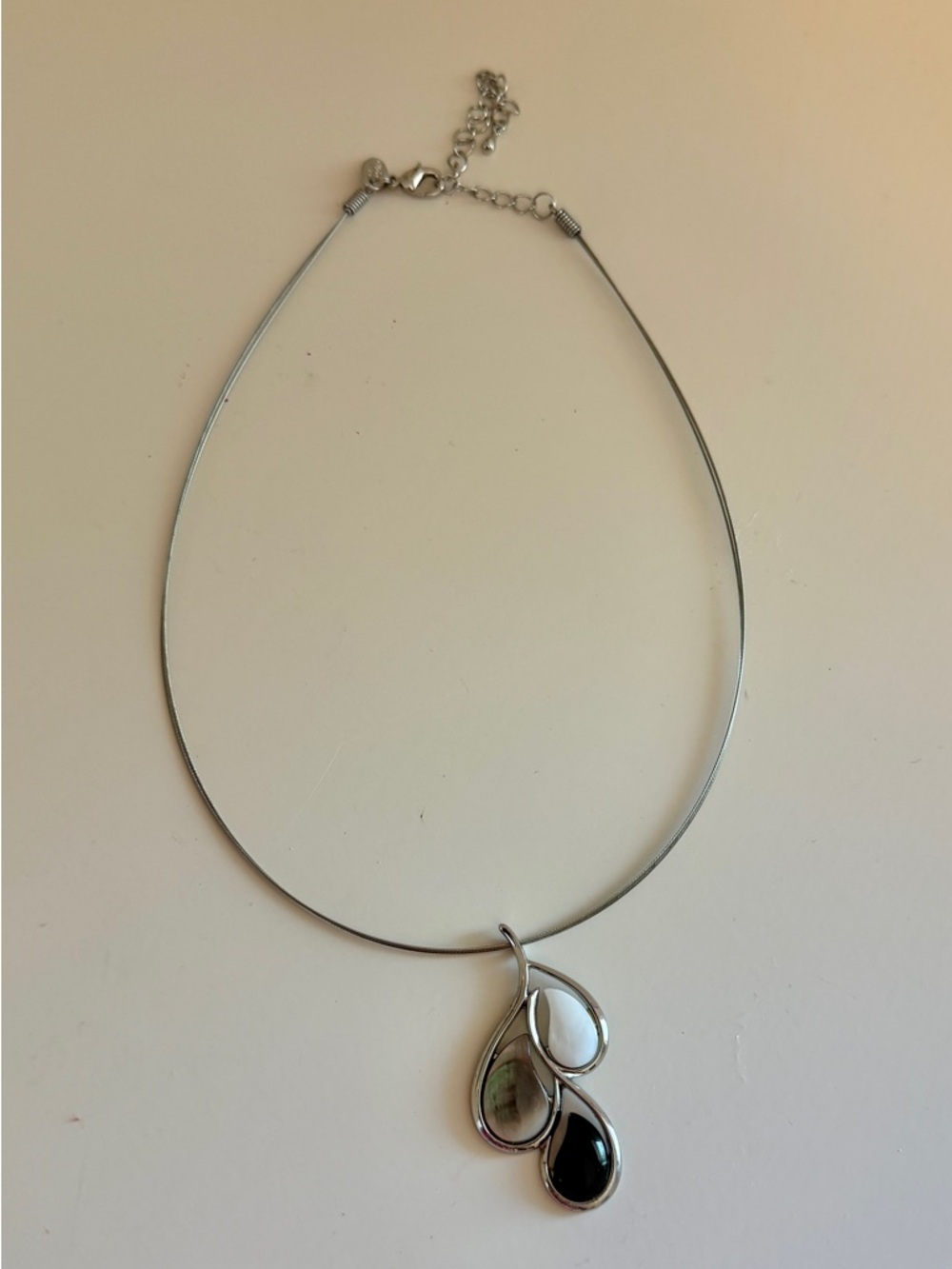 Lia Sophia Silver Teardrop Trio Pendant Necklace - includes 3” extender chain.🌹